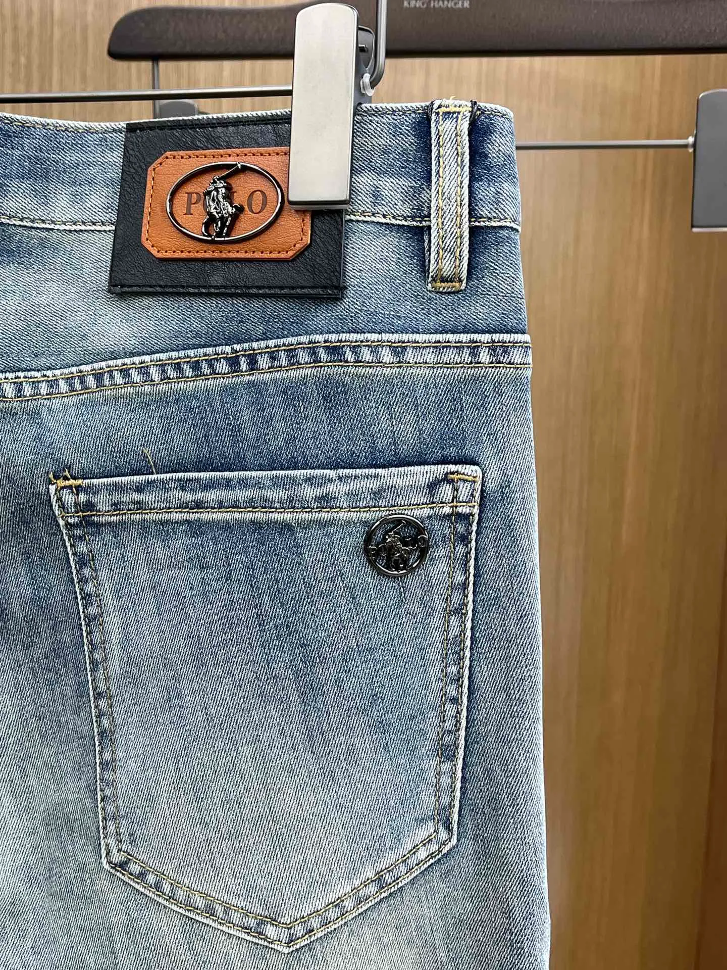 P250 Polo high-end customization 25ss spring and summer new style men's small straight original jeans Early spring new style super soft, stretch fabric, complex handicraft superposition, any washing process will turn into a completely different color effect if you stay for a few seconds longer, so it is more precious, especially durable and taste-resistant... Use the best elastic texture of tannins, genuine leather labels, high-end metal accessories... to create a unique and original jeans style! Original hardware accessories, super correct fit, comfortable and breathable, extremely high-grade, XD counter quality, handsome upper body. Code number: 28-38 no 35 37